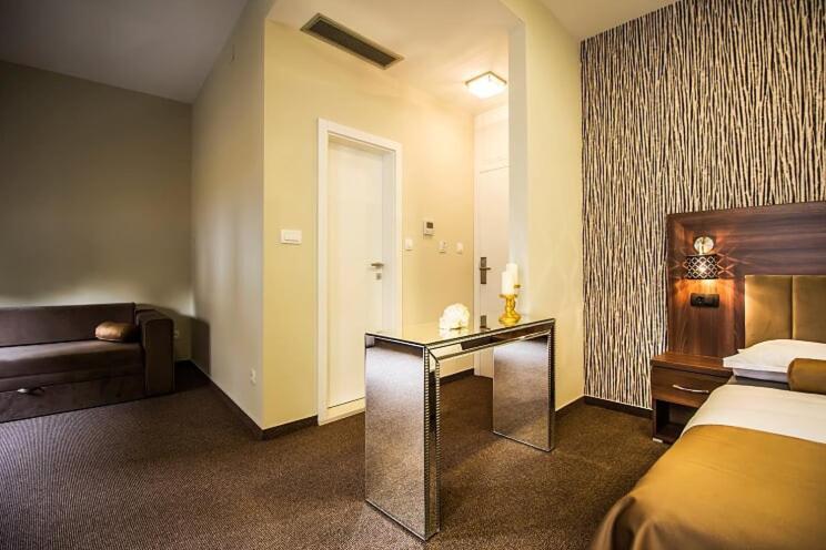 Central Luxury Rooms โอมิช ภายนอก รูปภาพ