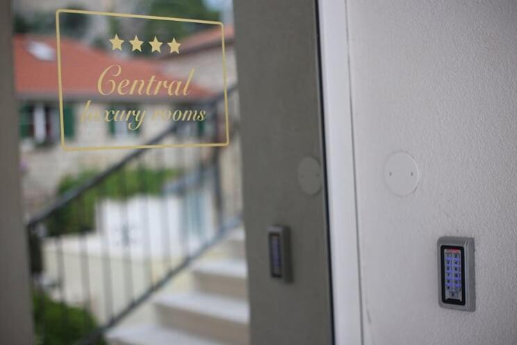 Central Luxury Rooms โอมิช ภายนอก รูปภาพ